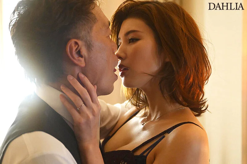 [DLDSS-392] [English Subtitles] Sweet Kisses, the Adultery of Betrayal: Upon Learning of My Fiancé's Infidelity, I Became Sexually Liberated, Sharing Intense Kisses with a Charming CEO, and My Daily Life Crumbled as I Broke Free from All Restraints. Minosuzume